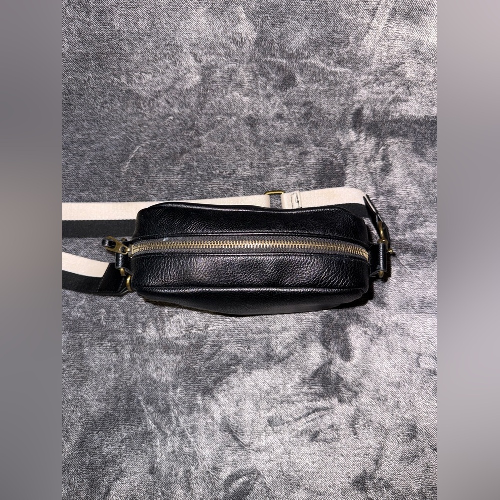 Universal Thread Black Crossbody Bag - Picture 3 of 9